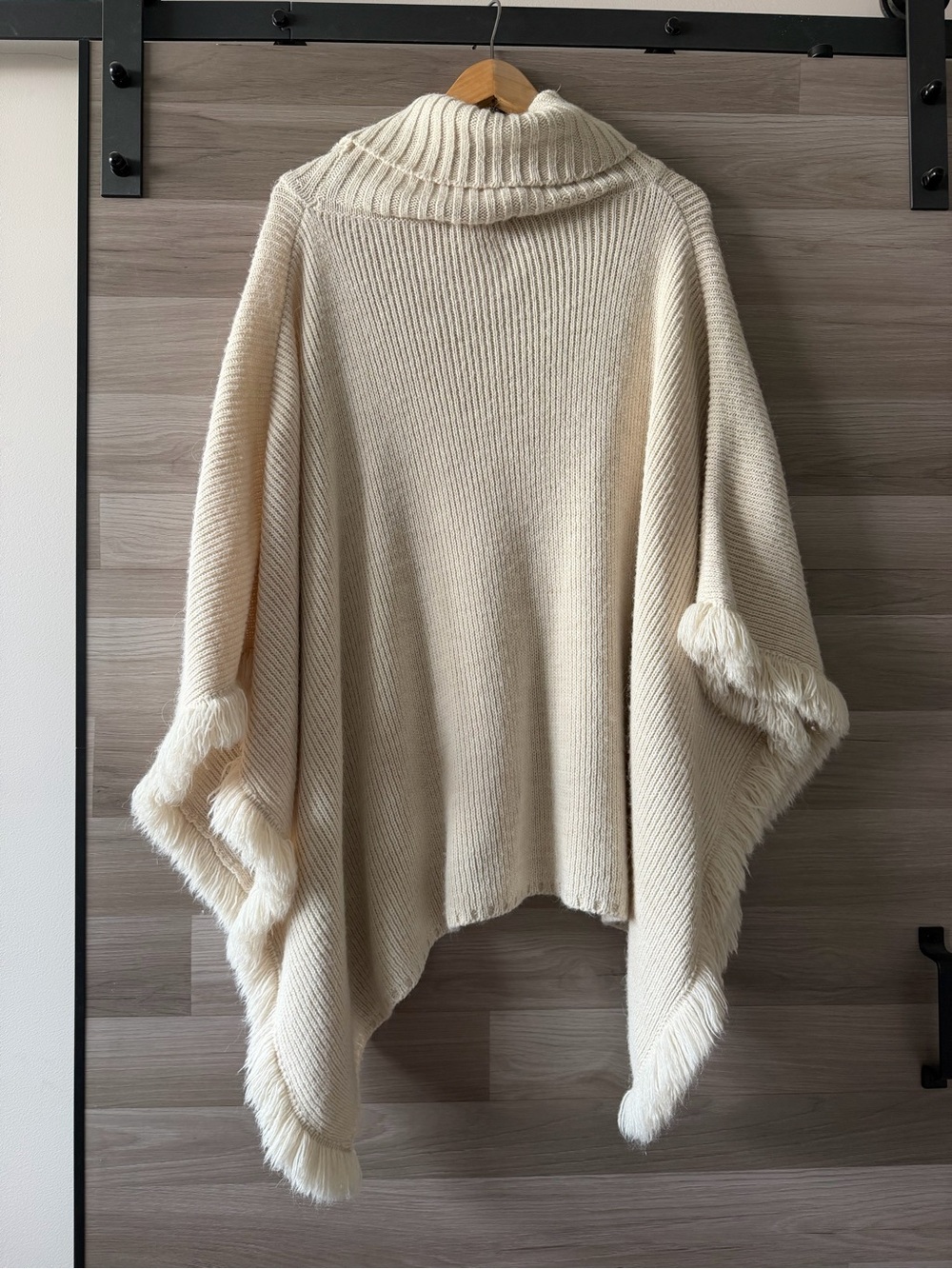 Cocogio Made in Italy Cream Turtleneck Fringe Poncho
Sweater Wool/Alpaca Blend - Picture 3 of 6
